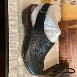 Woman’s Easy Spirit Black Sandals.  Never worn, Brand New.  Size 9 WW